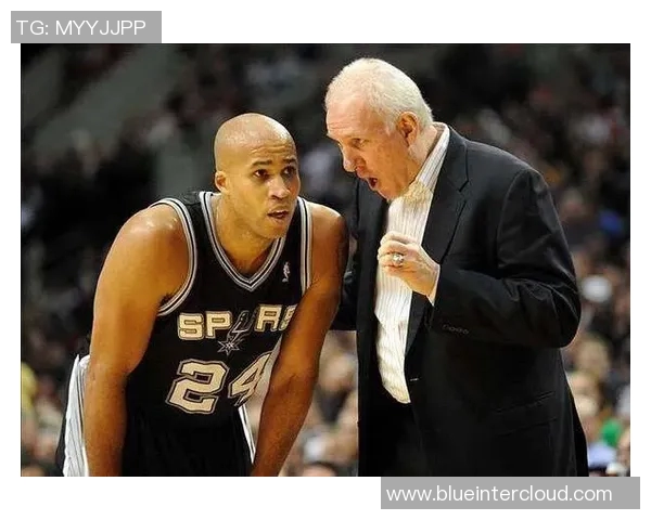 骑士与马刺激战正酣NBA赛场精彩瞬间回顾与分析